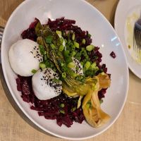 Pakchoi perfectamente crujiente y bien cocinado con remolacha y unas bolas de arroz  jazmín deliciosos at NO TU OliDeli in Warsaw