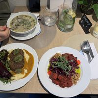 Zupa grzybowa, kotlety z soczewicy i ragout  at NO TU OliDeli in Warsaw