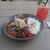 Seitan Ente mit Reis und süß sauer Sauce und Erdbeer Limonade at Manna 2 in Warsaw