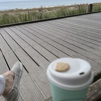 Befüllen natürlich auch Recup Becher und der Strand ist direkt davor   at Slowtide in Boltenhagen