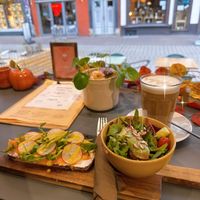 Vegan salmon bread with salad and oat milk macchiato   at Neue Speisekammer in Hannover