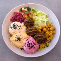 Die Damascus Bowl mit Rote Beete Hummus, Süßkartoffel Hummus, Classic Hummus und Falafel at Bavarian Oriental - Takeaway & Delivery in Munich
