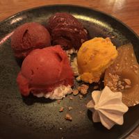 Stoofpeer met merengue en ijs   at Abdij de Westerburcht in Westerbork