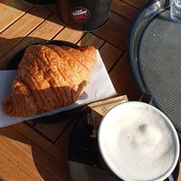 Croissant e cappuccino d'avena at Parisi Spes in Turin