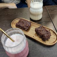 Pink latté et brownie at Kali in Orleans