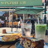 v. Croissant, v. HeidelbeerDinkelMandelKuchen, MatchaHaferLatte, HolunderLimo 😋 16,80€ at Café Winzrieth in Gaggenau