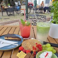 Kleine v Brotzeit, Matcha Latte, HimbeerLimo, SchokoErdnussTarte 😋 at Café Winzrieth in Gaggenau