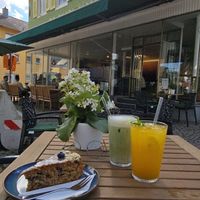 HeidelbeerDinkelMandelKuchen, MatchaKokosLatte, MangoLimo 💚 at Café Winzrieth in Gaggenau