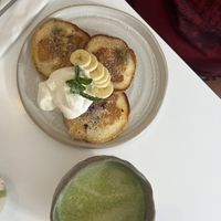 Matcha Latte und pancakes mit Heidelbeeren und Bananen   at Bistro Deppat in Vienna