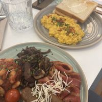 Englisches Frühstück with added Rührei aus Negg mit Toastbrot - come on guys, add a small portion to the breakfast !  at Bistro Deppat in Vienna