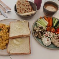 Rührei (7 Euro) & Hummus-Frühstück (12 Euro) at Bistro Deppat in Vienna