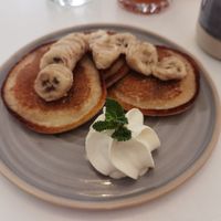 Bananen-Blaubeer-Pancakes (11 Euro) at Bistro Deppat in Vienna