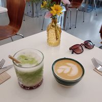 Delicious (!!!) iced strawberry matcha 🍵🍓 and cappuccino at Bistro Deppat in Vienna