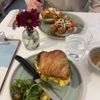 Veganer Lax Bagel (oben) und gefülltes Croissant (unten)   at Bistro Deppat in Vienna