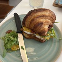 
Gefülltes Croissant (Mandel Ricotta statt die Ohne Scheibe) 15€
  at Bistro Deppat in Vienna