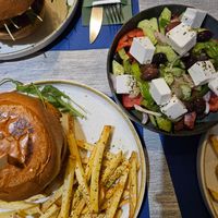Veganer Chickenburger & Griechischer Salat at Kuro Siwo in Kefalonia