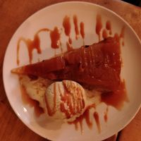 Tarte tatin con pallina di gelato (dolce vegetariano) at Cote Rue in Marseille