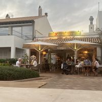 Binnen en ertegenover heb je buiten zitjes aan het water   at Xiringuito in Mallorca