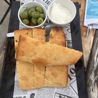 Stokbroodje vooraf met alioli en olijven   at Xiringuito in Mallorca