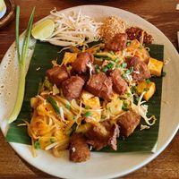 Pad Thai with vegan crispy pork at Kem-Kon KhaoSan (เข้ม-ข้น ข้าวสาร) in Bangkok