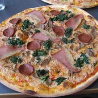 'Dart Vader' with fejkon, veef, pepperoni, spinach and garlic sauce at Pizzeria Fellini in Stockholm