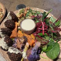 Falafel, verduras de temporada con salsa mostaza, ensalada con quinoa y garbanzos, salsa tahini  at Honest Greens in Valencia