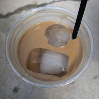 Super leckerer Iced Coffee to go at Syra Coffee in Sevilla