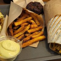 Vebab pain mayo, frites, vebab galette, brookie at Güstavo Gemüse Vebab in Lyon