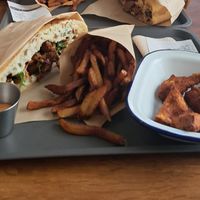 Kébab avec frites et nuggets de tofu at Güstavo Gemüse Vebab in Lyon