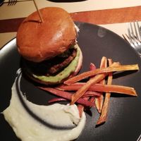 Burguer y chips de verduras at Ale and Hop in Barcelona