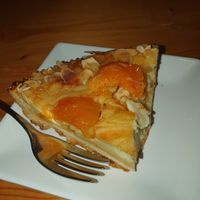 Torta con crema e albicocche at Chiccoteca in Pesaro