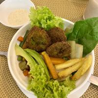 Bowl aus frischem Gemüse und Falafel   at Portofino's in Puerto Villamil