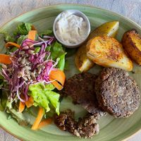 Hamburguesas de champiñones con nueces, ensalada y patatas al horno 👌🏽  at Plaer Vegetaria in Mallorca