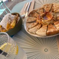 Patatas fritas con queso y trufa y hummus at LUMA in Viana Do Castelo