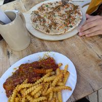 Vegane Currywurst und veganer Flammkuchen at MeerKatze in Binz