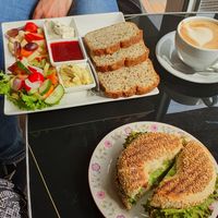 Brotfrühstück (oben) und der belegte Bagel (unten) at No Milk Today in Berlin