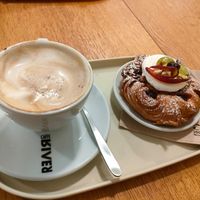 danish sweet e cappuccino soia at LALE in Perugia