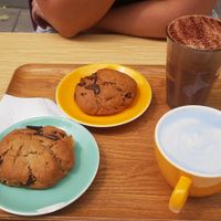 Hot chocolate & spirulina latte with oat milk and two vegan cookies at Bluebird Coffee in Rennes