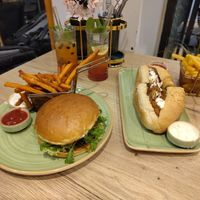 Veganer Burger mit Süßkartoffelpommes und Falafelbaguette mit Pommes at Papa Lu in Trier