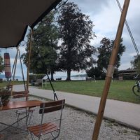 Biergarten mit veganen Optionen at Ganz am Ufer in Starnberg