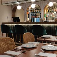 Tavoli e bancone at Vrasserie in Porto