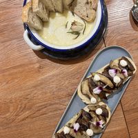 Camembert + brushetta cogumelos  at Vrasserie in Porto