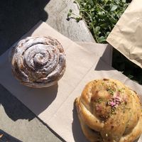Cardamom bun and pistacchio knot (uff, 11€)  at BOUCHE Specialty Coffee in Brussels