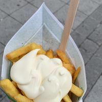 Kleine Pommes mit veganer Mayo  at Pommesglück  in Hannover