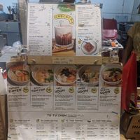 Menu- 5 Gerichte oder man stellt sich sein eigenes Gericht zusammen at Hikari Vegetarian Cafe Q1 in Ho Chi Minh City