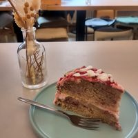 Meringue cake at Prince Peach in Berlin