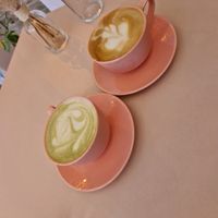 Matcha latte and flat white at Prince Peach in Berlin