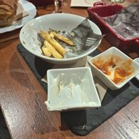 Patates fregides amb salses veganes at La Lila Batec in Sabadell