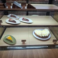 Fast leere Kuchentheke kurz vor Schluss am Samstag at Cafelina in Freising