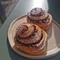 Vegan cinnamon roll with pumpkin and walnuts at Terço do Meio in Ericeira